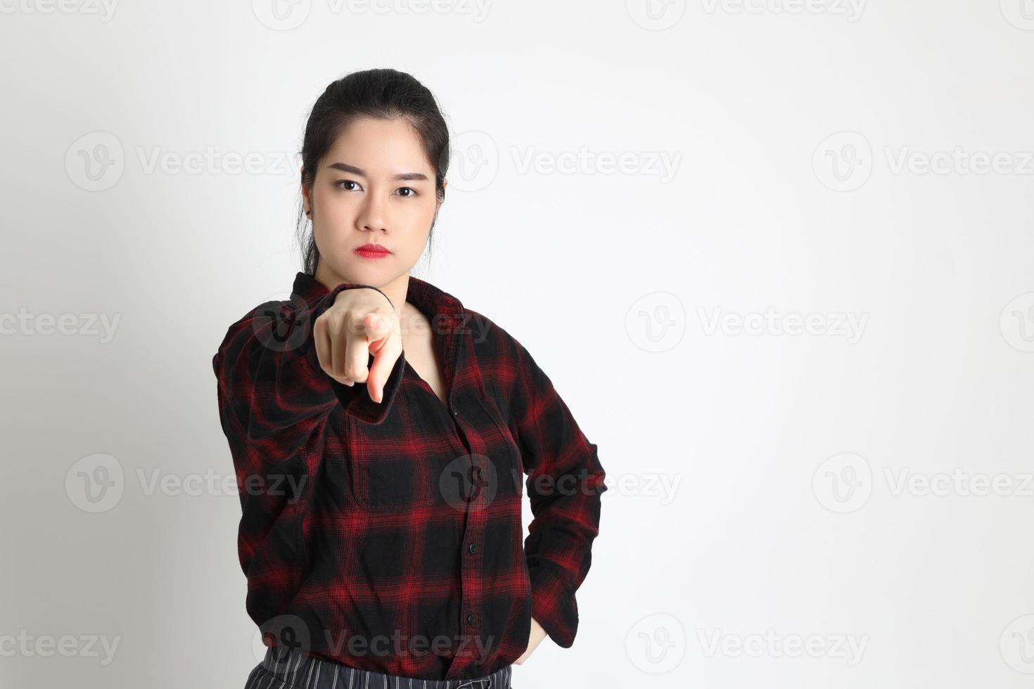 asiatische Frau auf weißem Hintergrund foto