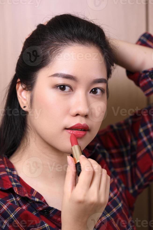 Frau mit Lippenstift foto