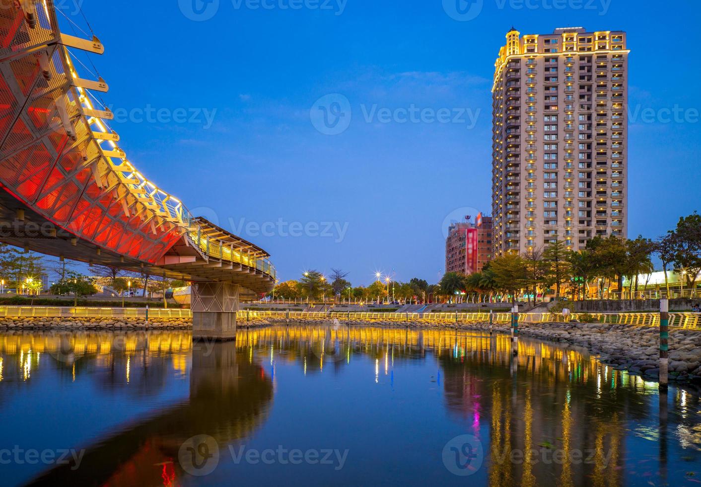 Nachtansicht von Kaohsiung am Liebesfluss foto