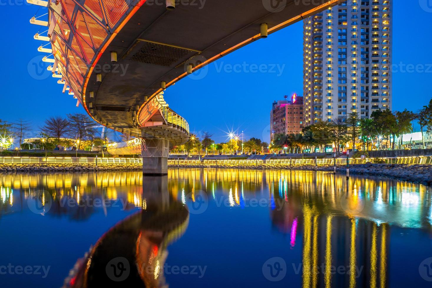 Nachtansicht von Kaohsiung am Liebesfluss in Taiwan foto