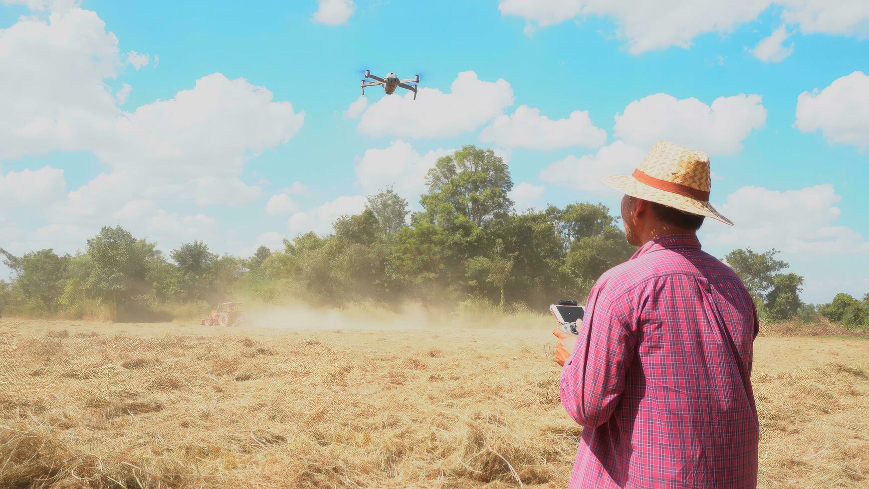 Farmer Steuerung Landwirtschaft Drohne . hoch Technologie Innovationen zum zunehmend Produktivität im Landwirtschaft. foto