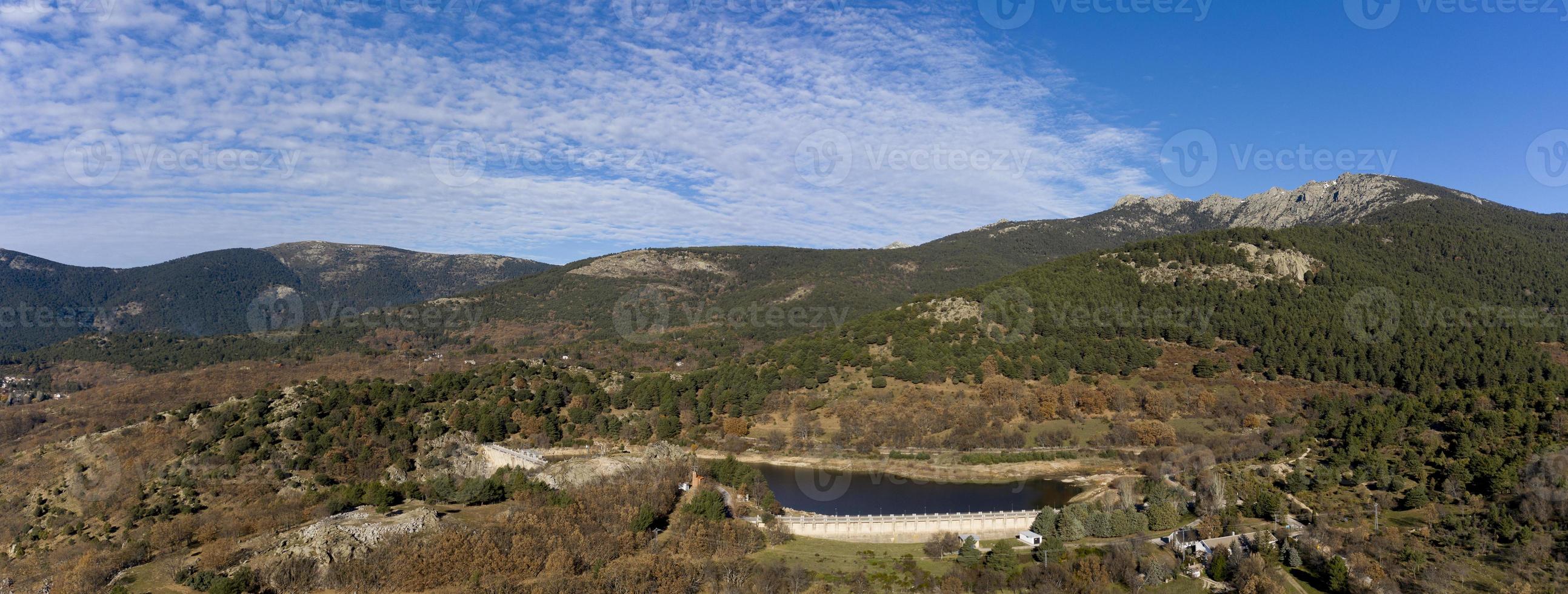 Luftpanoramablick auf den Navalmedio-Stausee in der Sierra de Guadarrama, Provinz Madrid, Spanien foto