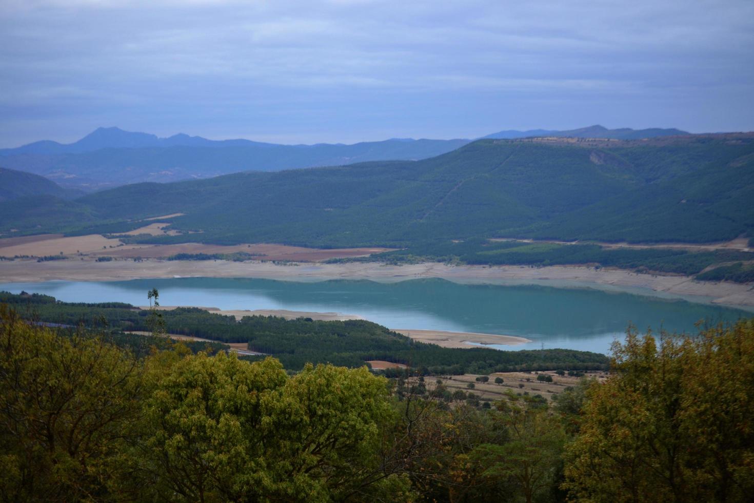 Blick auf den blauen See in der Nähe des Damms. foto