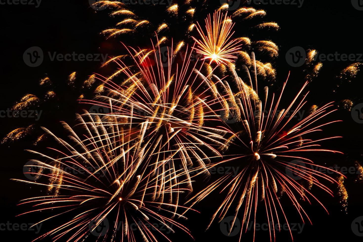 buntes Feuerwerk in einer festlichen Nacht. Explosionen von farbigem Feuer am Himmel. foto