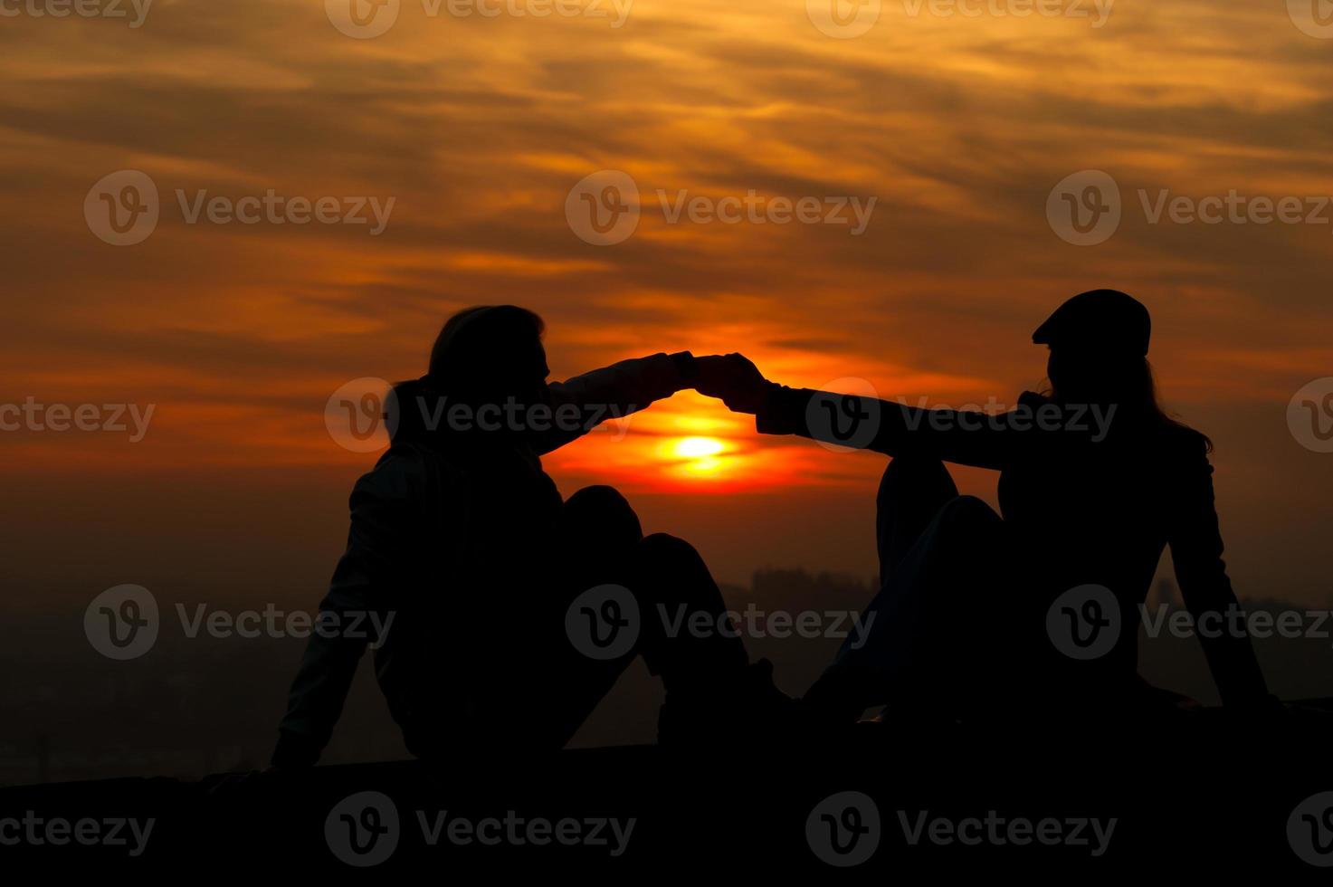 ein Mann und eine Frau, die Händchen halten foto