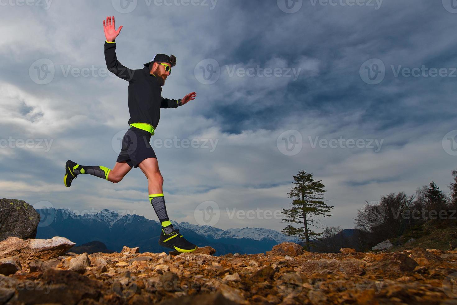 sportliche Vorbereitung eines Mannes für Trailrunning-Wettkämpfe in den Bergen foto