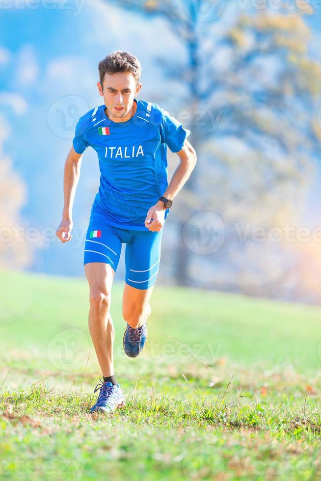 Athlet, der in den Bergen der italienischen Nationalmannschaft im Training läuft foto