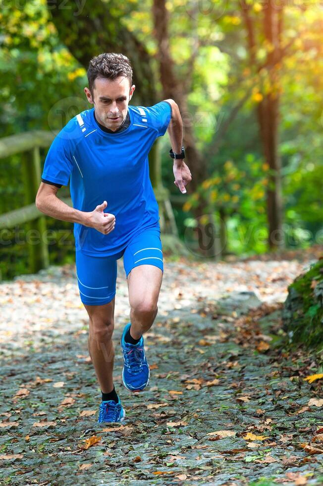 Hochgebirgsläufer beim Bergauf-Workout foto