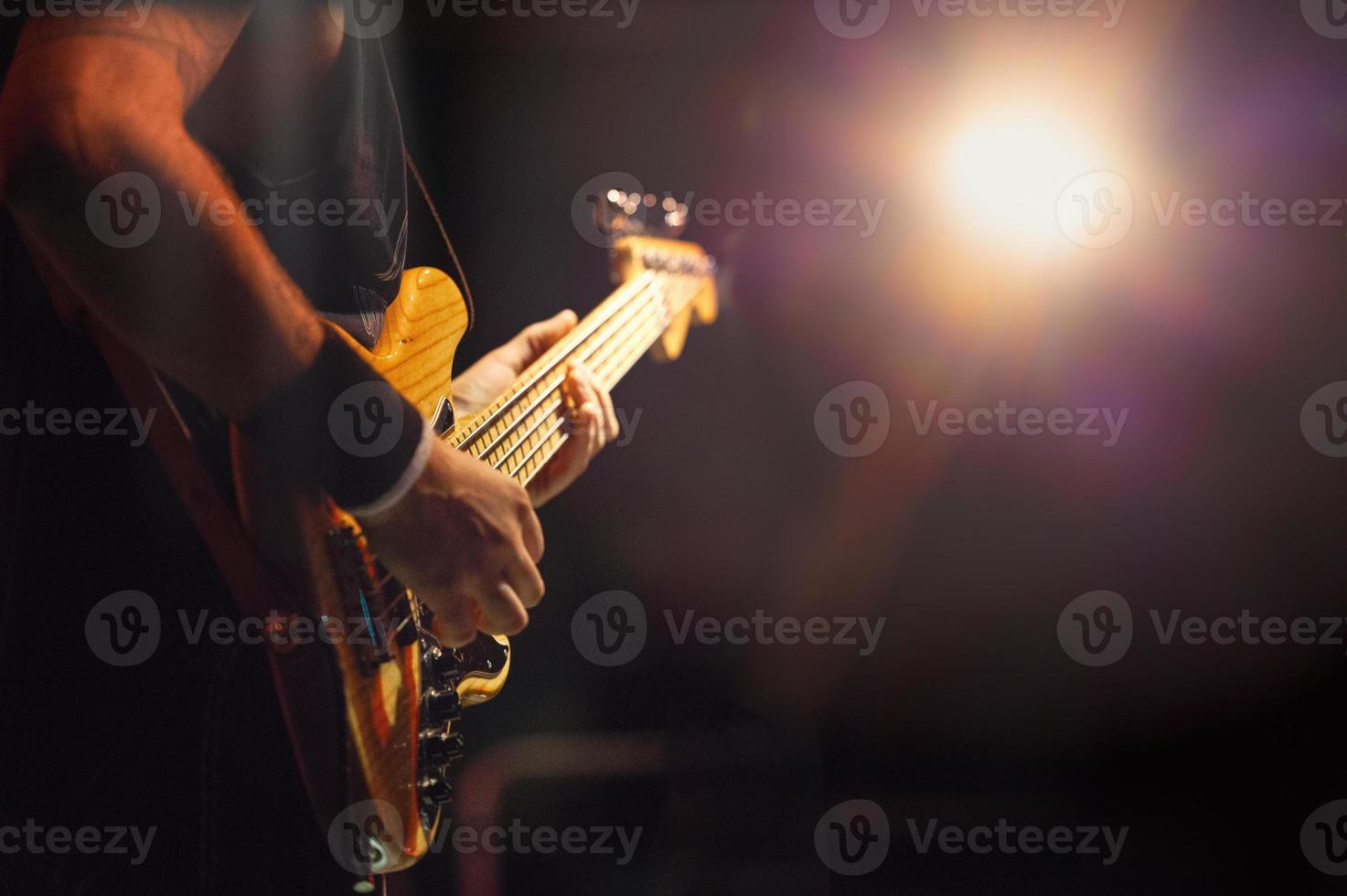 5-Saiter-Bassist während einer Live-Show foto