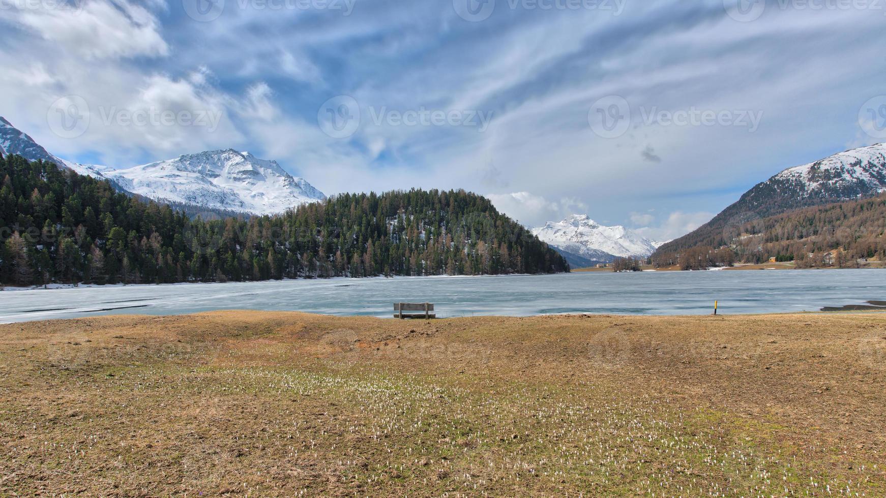 berglandschaft im engadin bei sankt moritz. beim Frühjahr Tauwetter foto