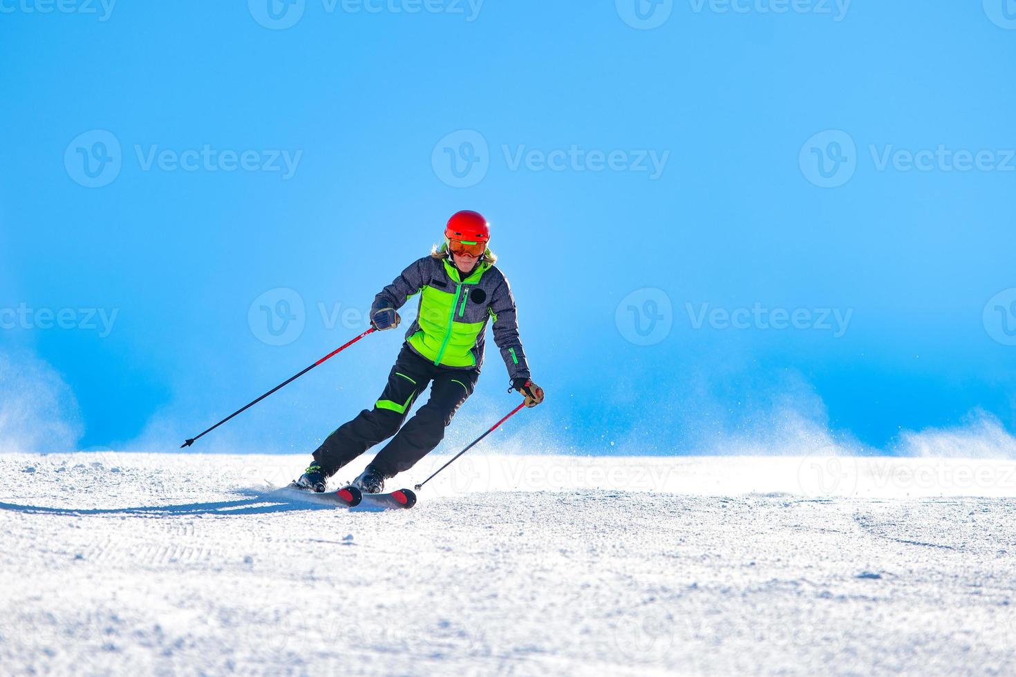 ein Mädchen beim Skifahren auf der Skipiste foto