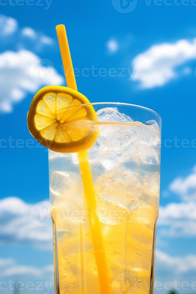 hell Sommer- Bild von vereist Limonade im Glas mit Zitrone Scheibe und Stroh ai generativ foto