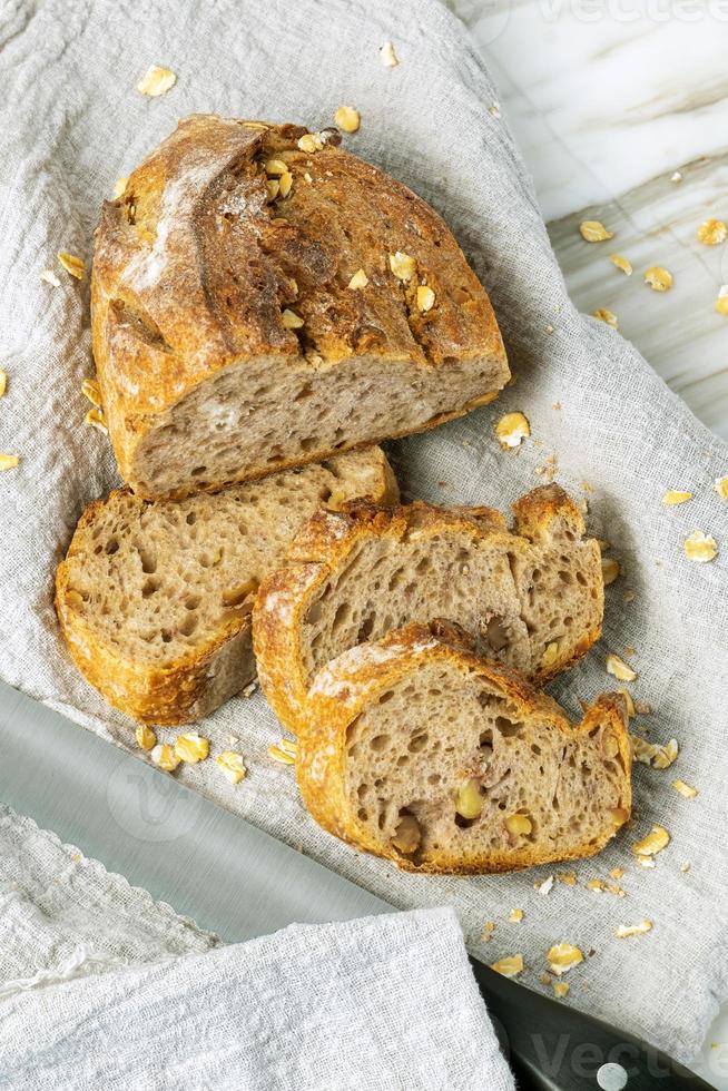 köstliches frisch gebackenes Brot auf rustikalem Hintergrund. foto