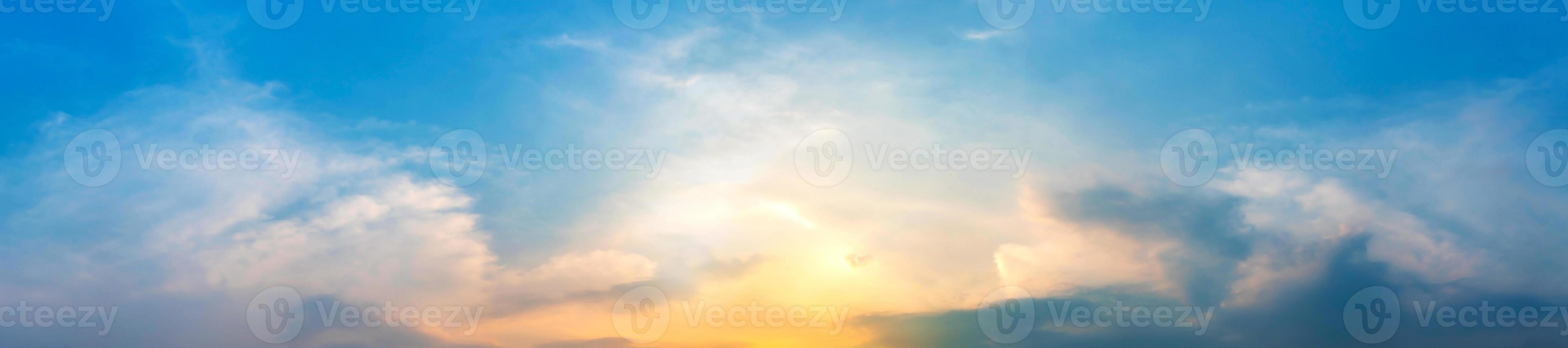 dramatischer Panoramahimmel mit Wolken bei Sonnenaufgang und Sonnenuntergang. foto