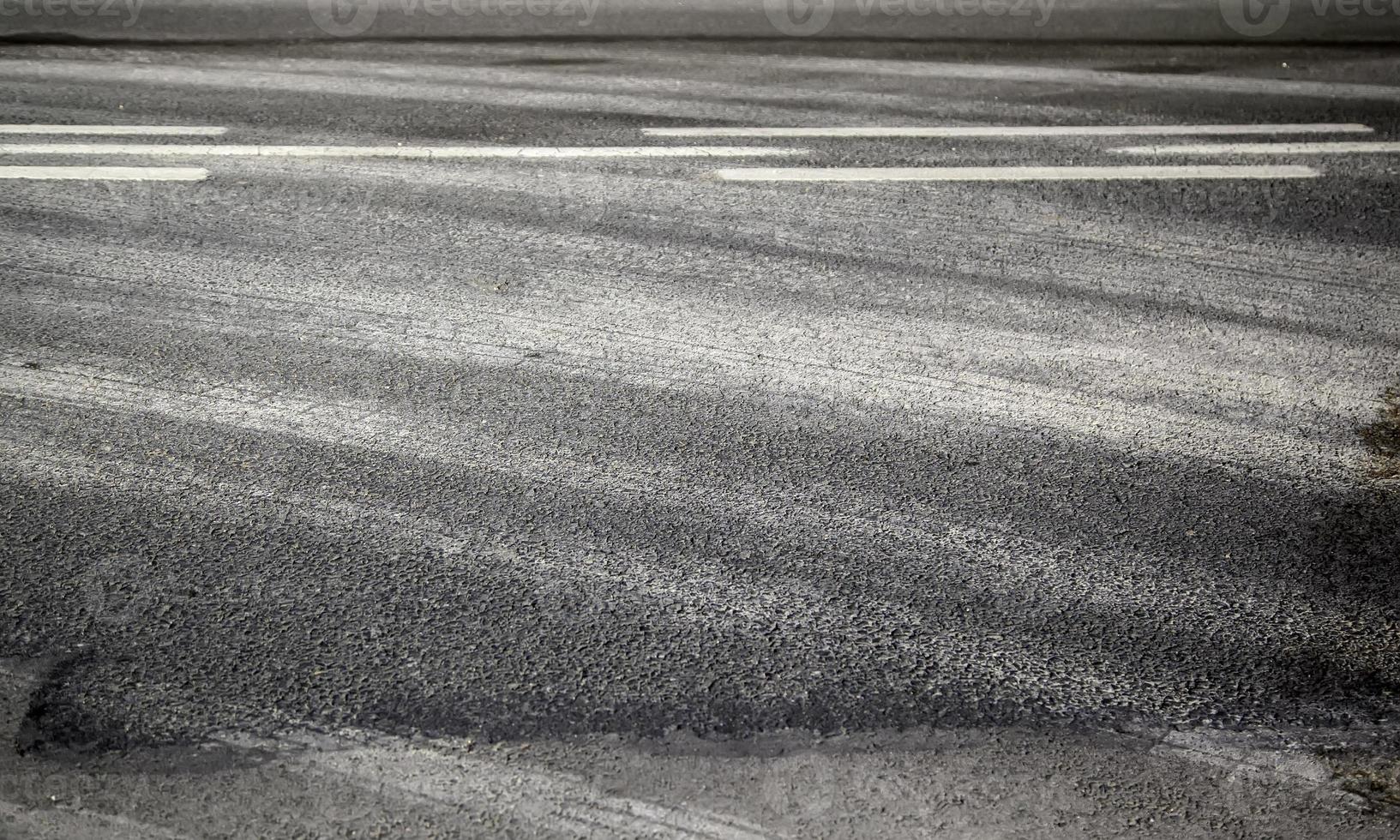 Radspuren auf der Straße foto