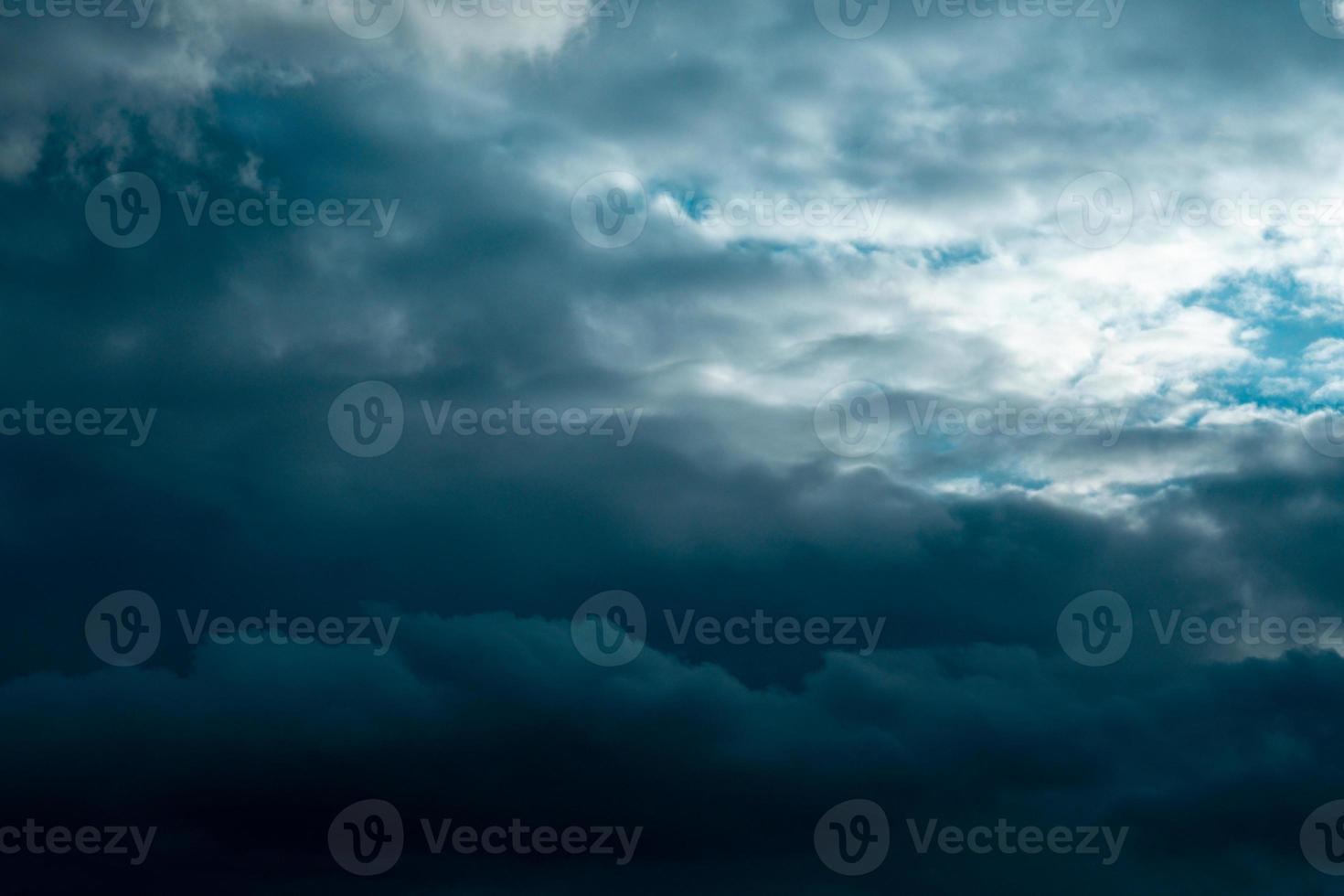 schöner abend hohe wolken vor dem sturm foto