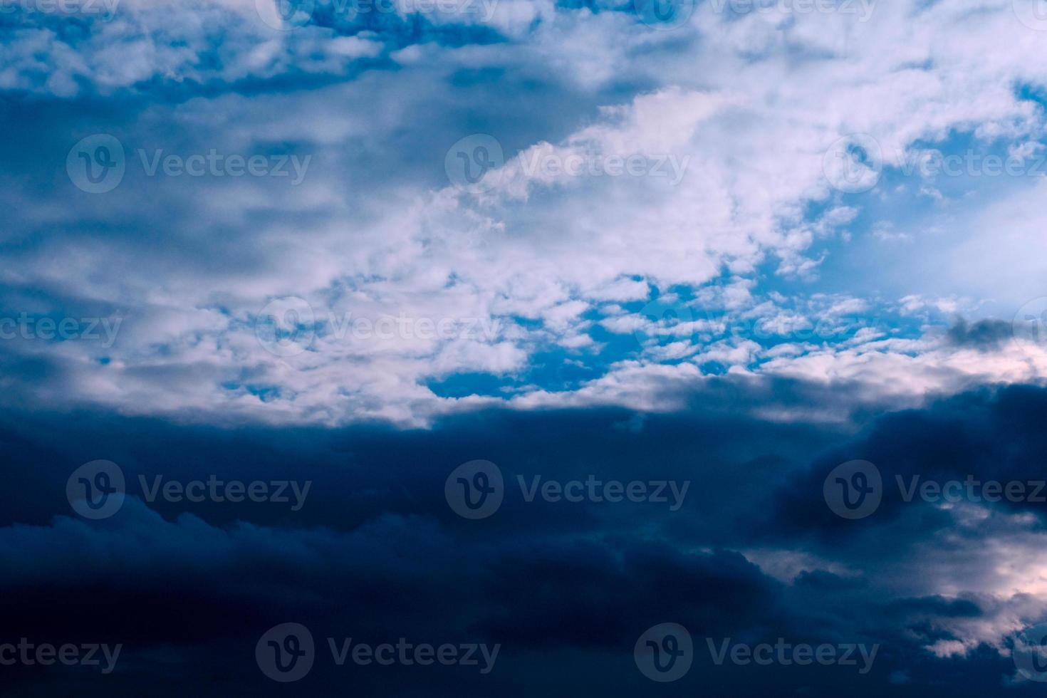 schöner abend hohe wolken vor dem sturm foto