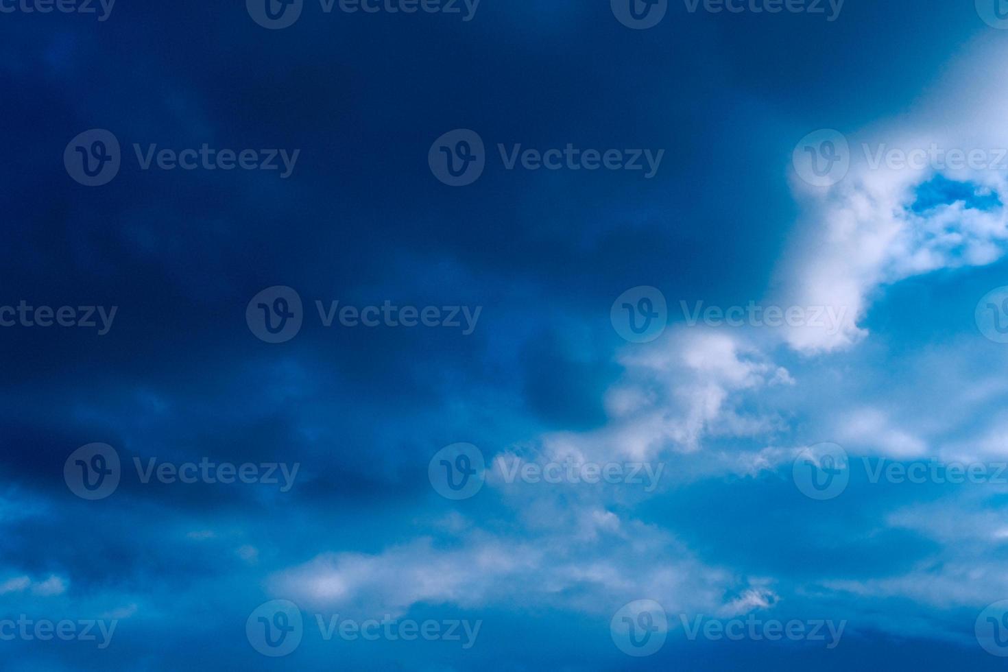 schöner abend hohe wolken vor dem sturm foto