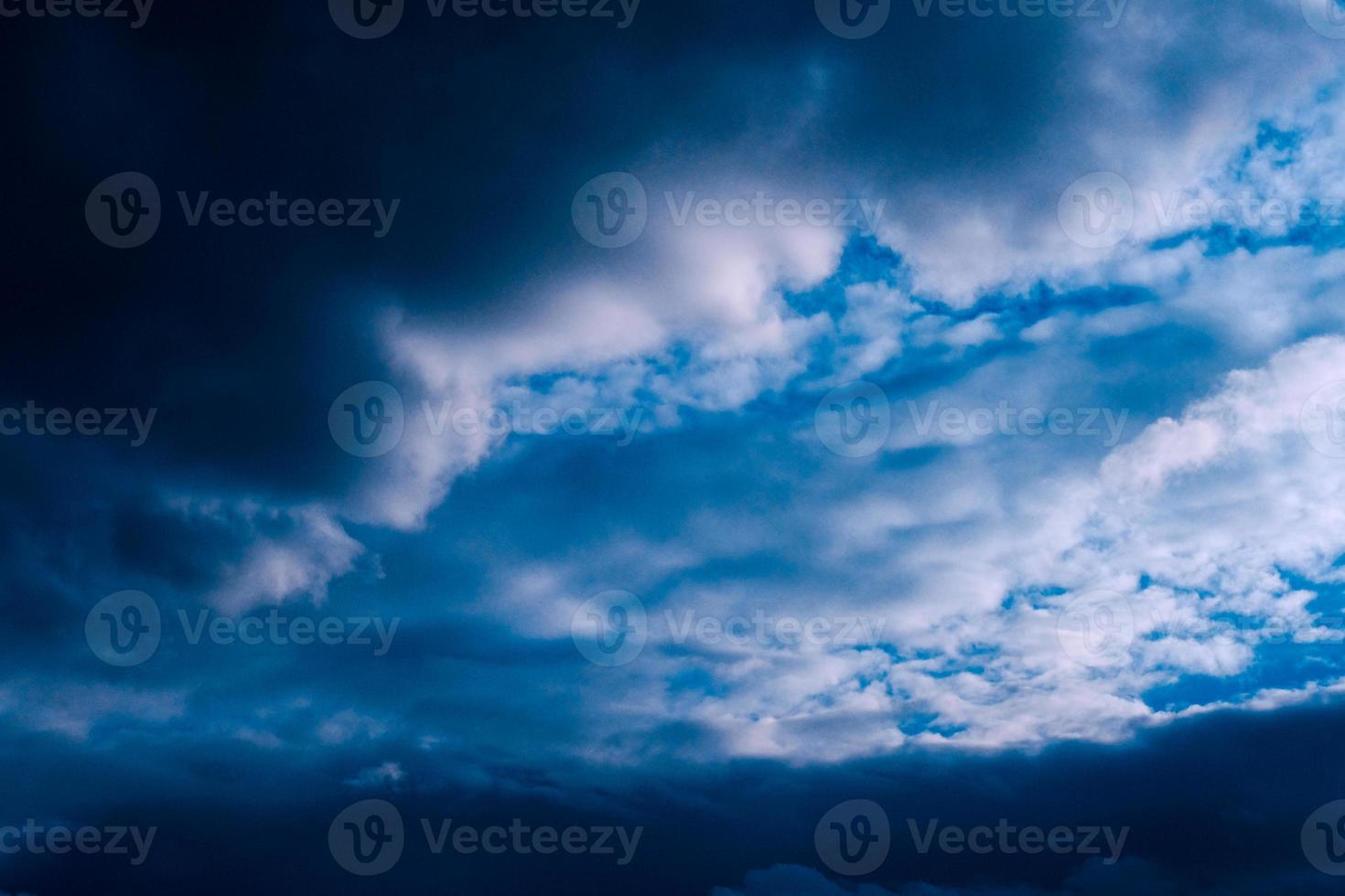 schöner abend hohe wolken vor dem sturm foto