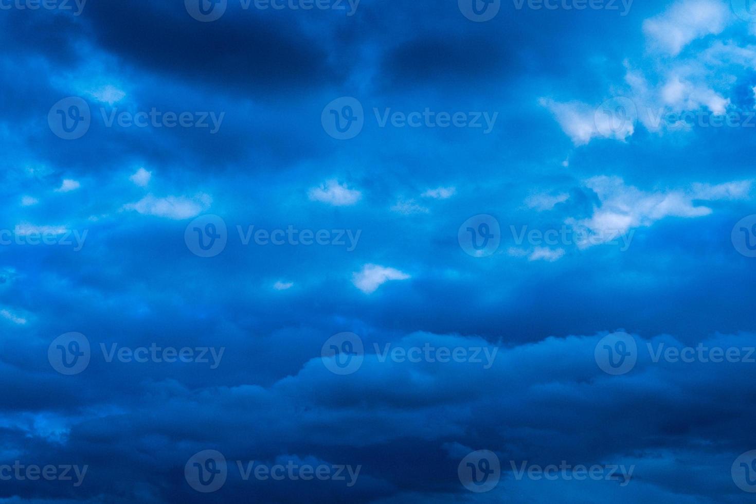 schöner abend hohe wolken vor dem sturm foto