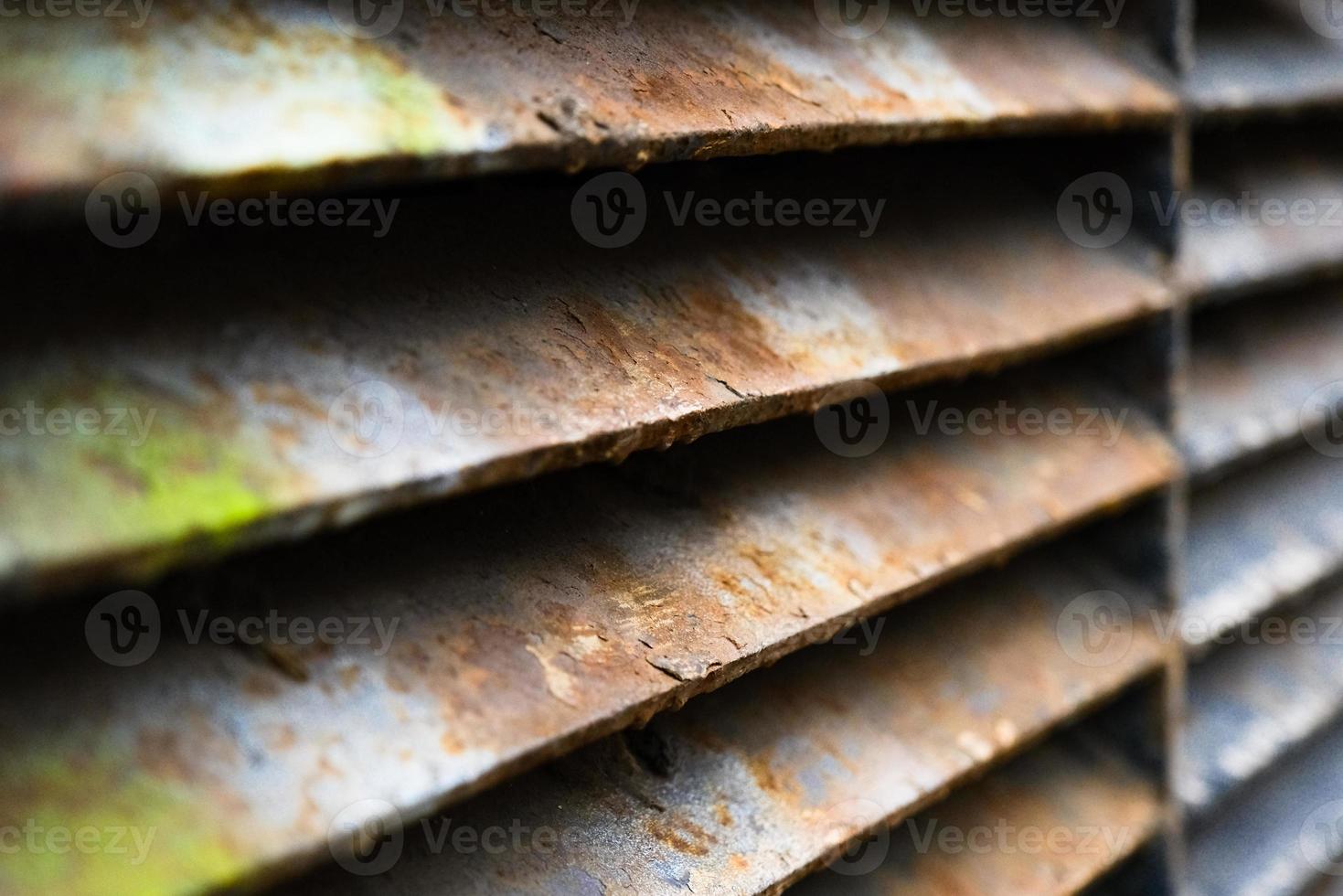 Nahaufnahme der rostigen Metallgitterwand foto