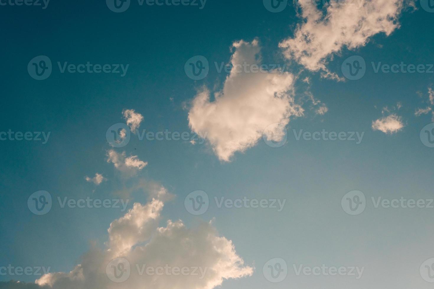 tiefblauer Himmel und hohe Wolken in den Sonnenstrahlen bei Sonnenuntergang foto