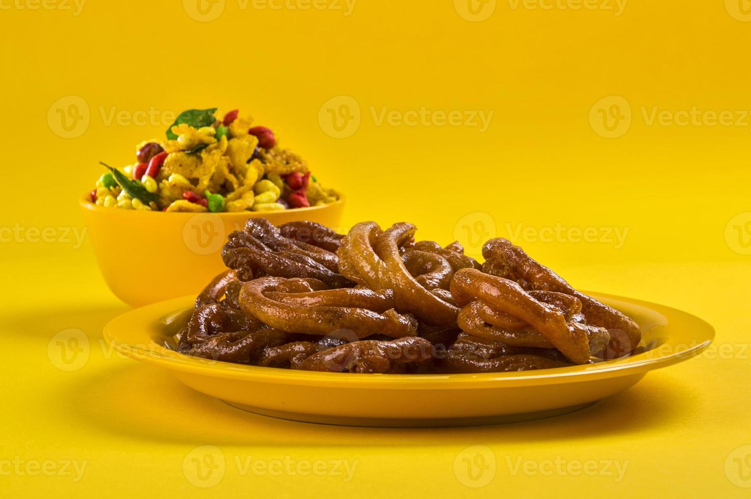 Jalebi und traditionelles indisches frittiertes salziges Gericht namens Chivda oder Mischung oder Farsan foto
