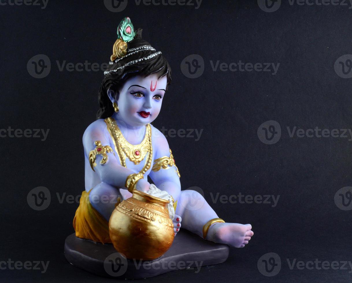 Hindu-Gott Krishna auf dunklem Hintergrund foto