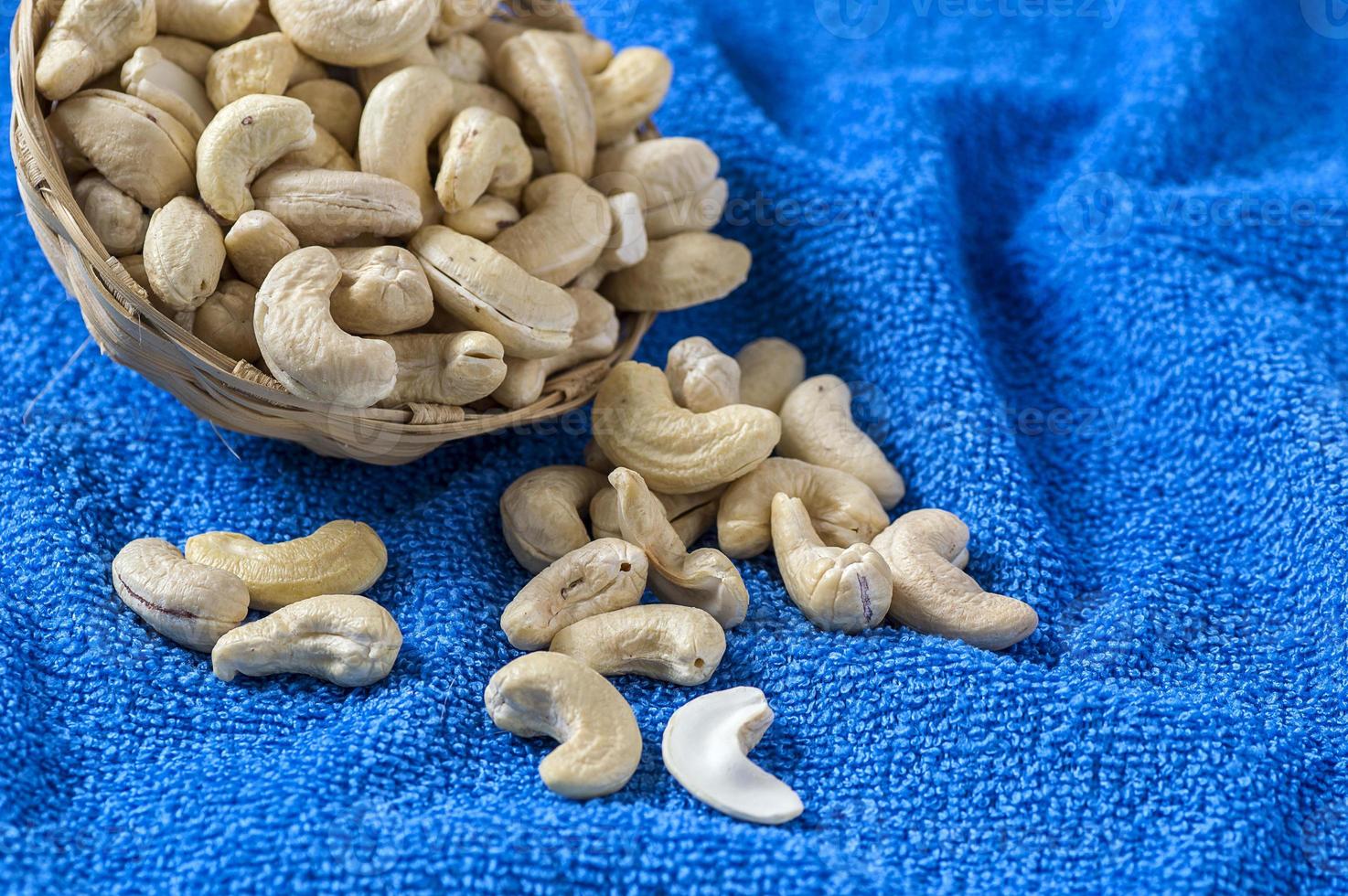 Cashewnüsse im Korb auf blauem Hintergrund foto