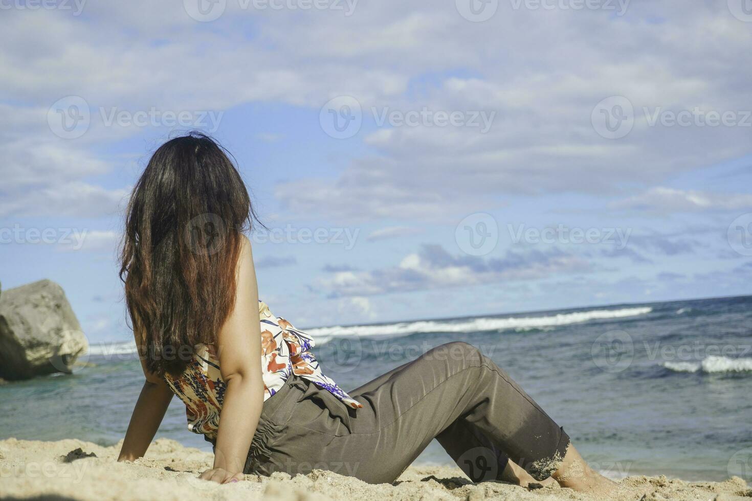 jung asiatisch Frau sitzen auf das Strand Sand. Porträt sexy asiatisch Dame Reisen und entspannend im das Sommer- mit tropisch Natur. foto