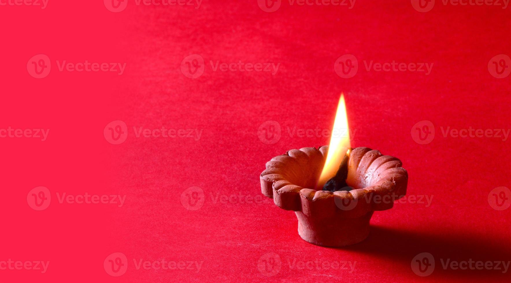 Ton-Diya-Lampen während der Diwali-Feier beleuchtet. Grußkartendesign indisches hinduistisches Lichtfestival namens Diwali foto