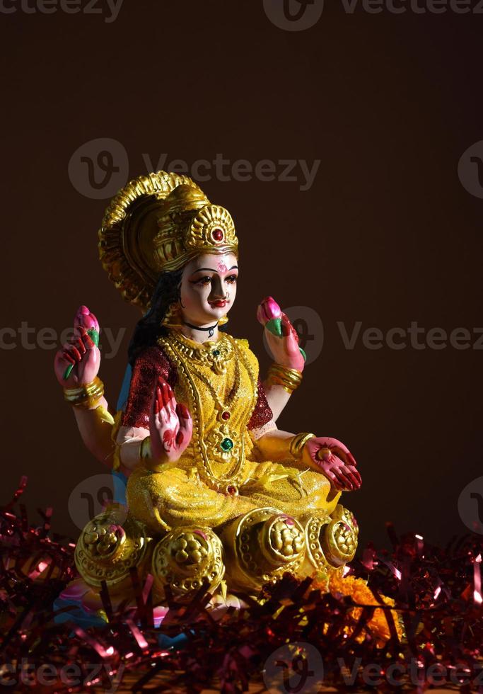 lakshmi - hinduistische Göttin, Göttin Lakshmi. Göttin Lakshmi während der Diwali-Feier. indisches hindu-Lichterfest namens Diwali di foto