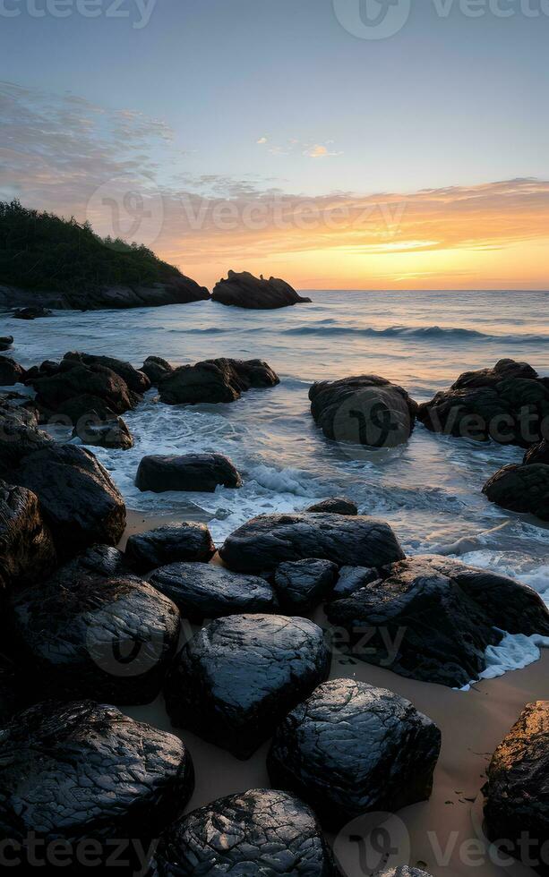 magisch Sonnenuntergang Sommer- Landschaft auf das Strand durch szenisch Felsen Vordergrund. ai generativ foto