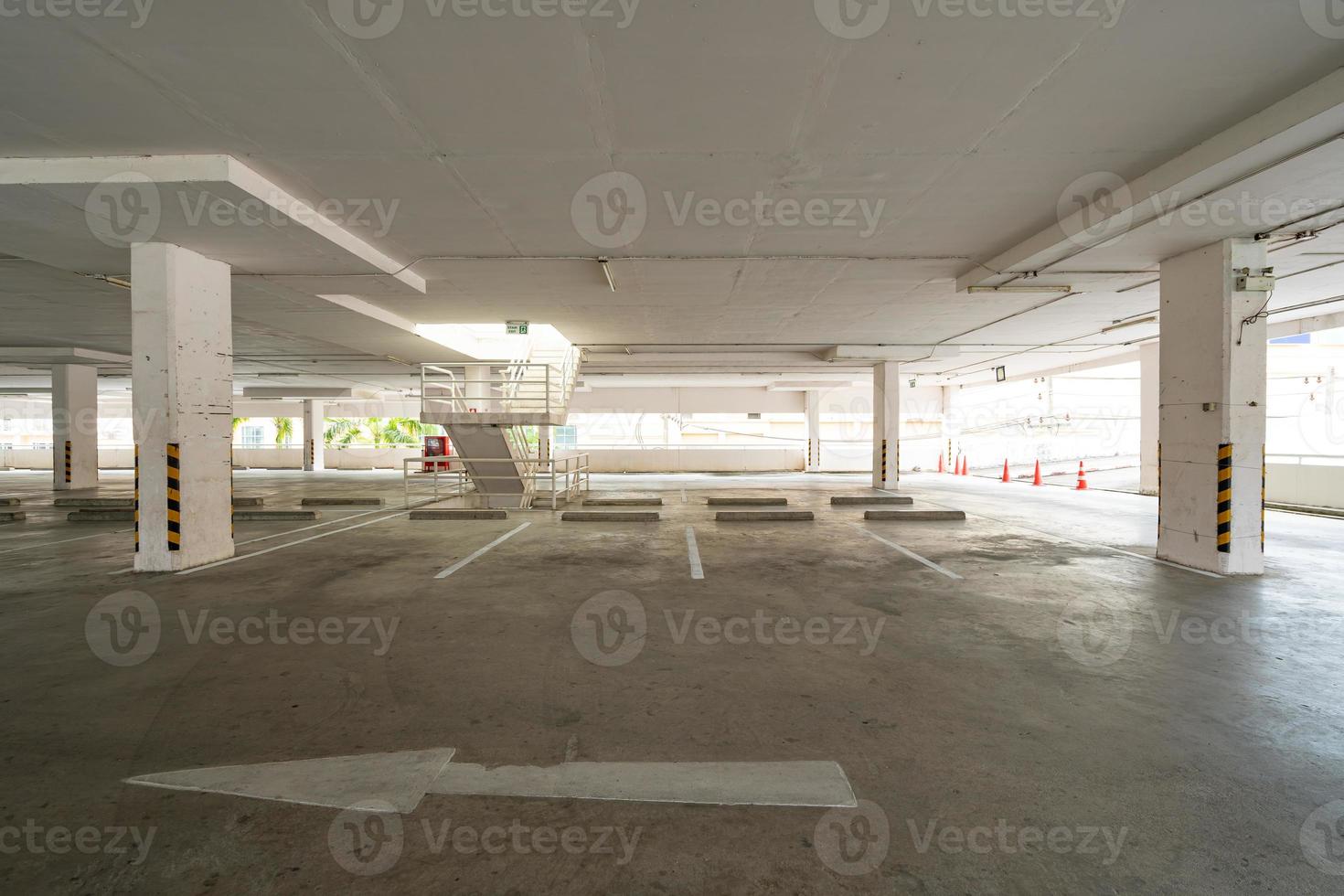 leerer Parkplatz oder Garage foto