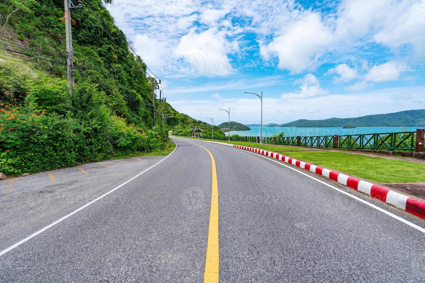 die asphaltierte straße um die insel phuket foto