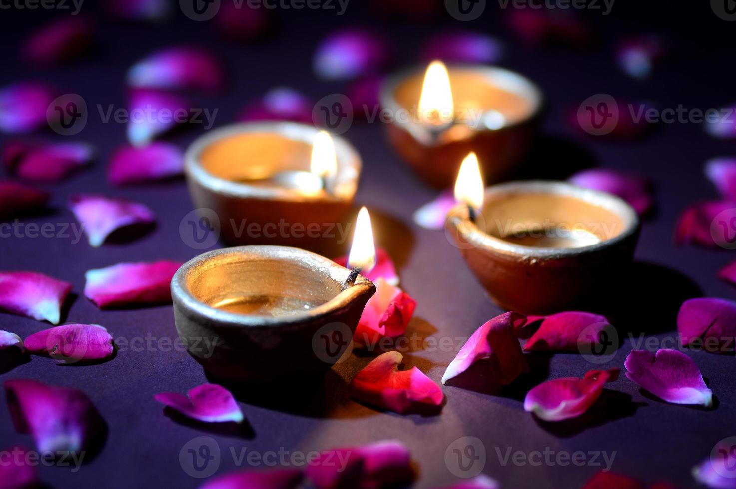traditionelle Ton-Diya-Lampen, die während der Diwali-Feier beleuchtet werden foto