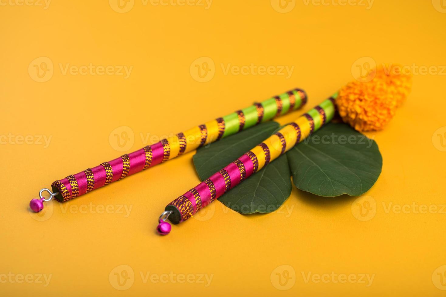 indisches festival dussehra und navratri, das goldene blattbauhinia racemosa und ringelblumen mit dandiya-sticks zeigt. foto