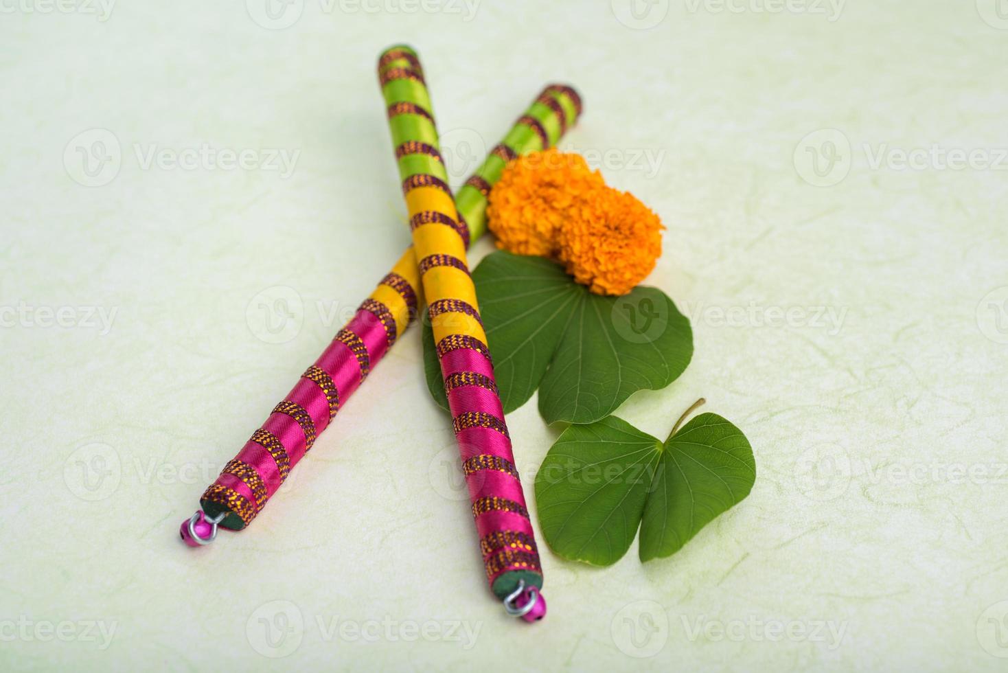 indisches festival dussehra, das goldene blattbauhinia racemosa und ringelblumen mit dandiya-sticks zeigt. foto