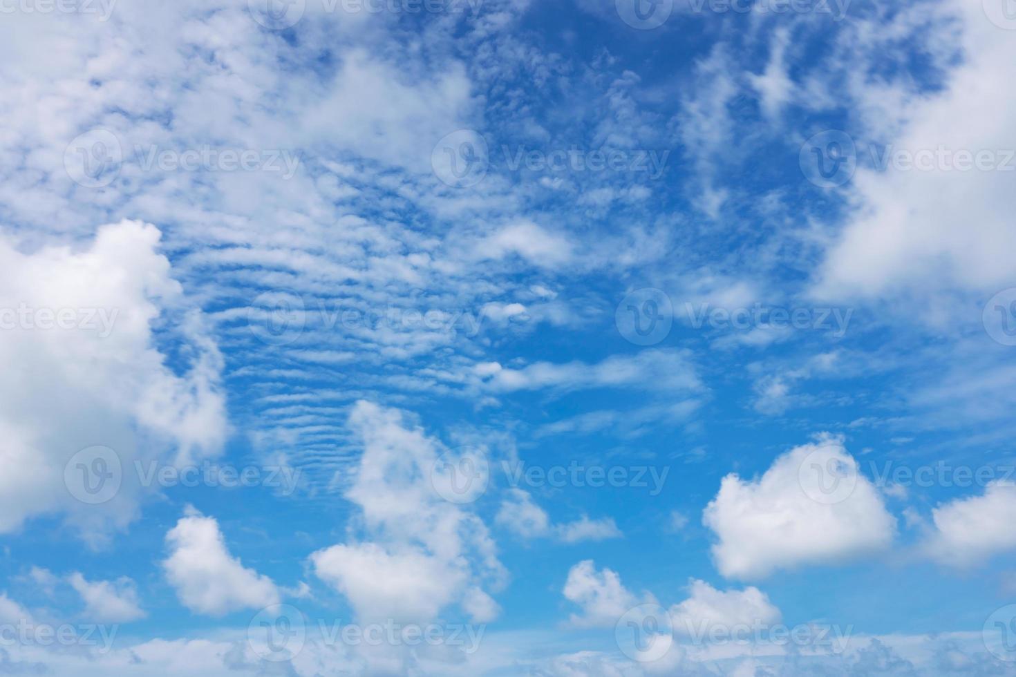 blauer Himmel und weiße Wolken foto