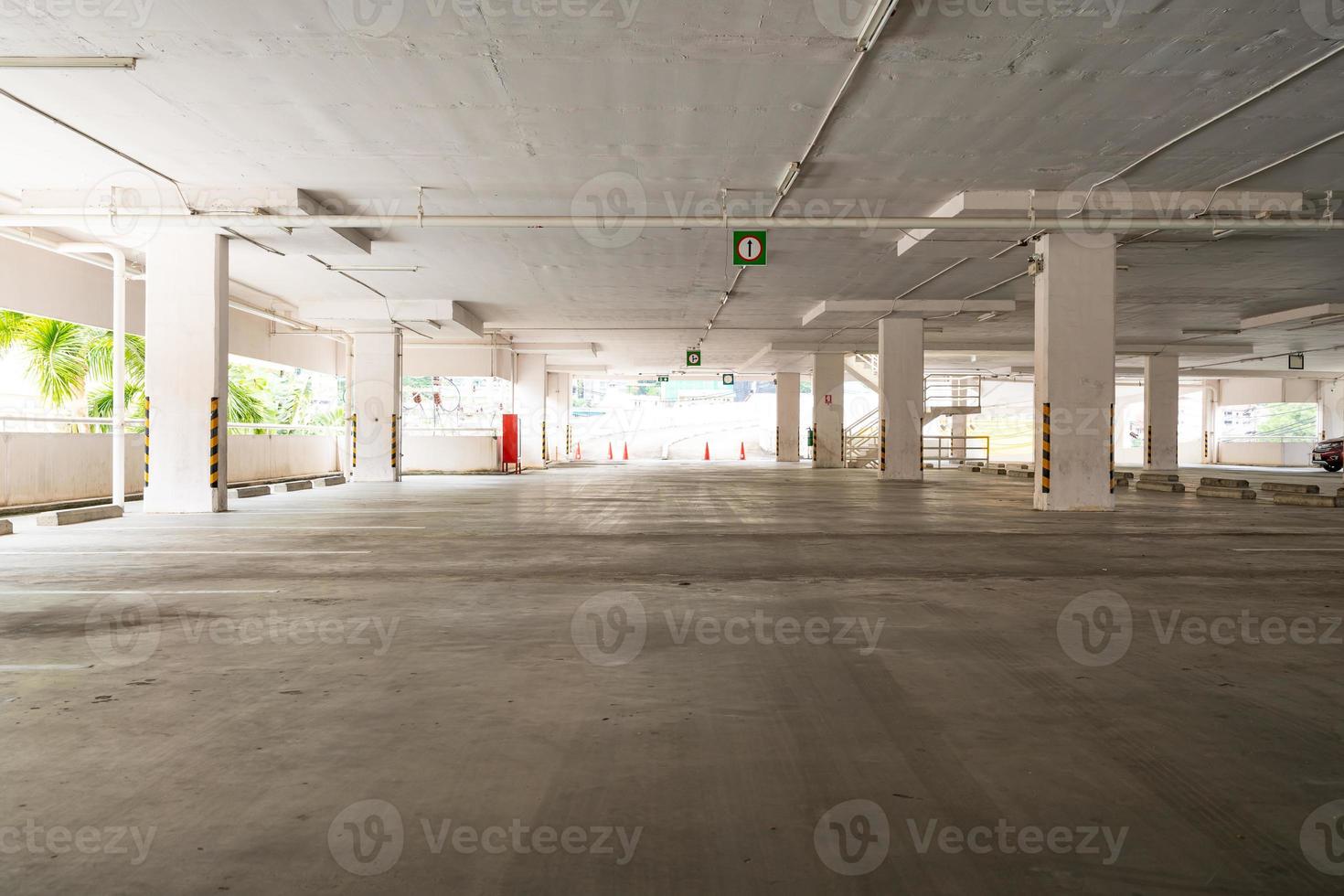 leerer Parkplatz oder Garage foto