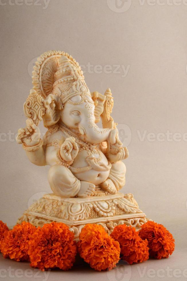 Hindu-Gott Ganesha. Ganesha-Idol im Hintergrund foto