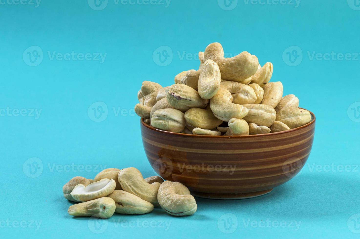 Cashewnüsse in einer Schüssel auf blauem Hintergrund foto