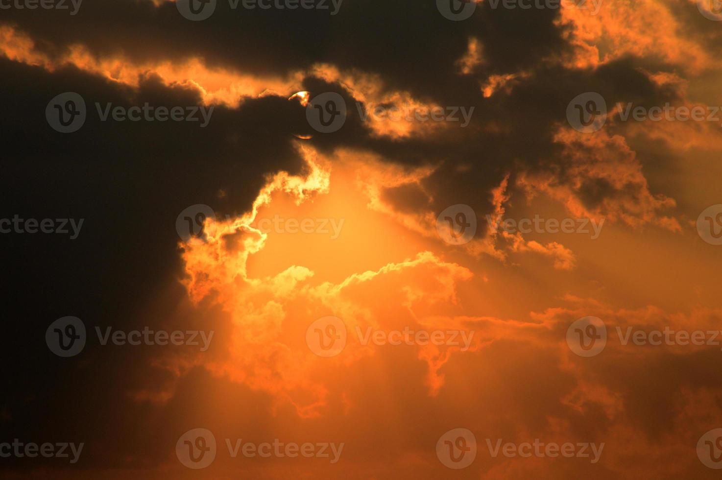 schöner Sonnenunterganghimmel mit Wolken. abstrakter Himmel. foto