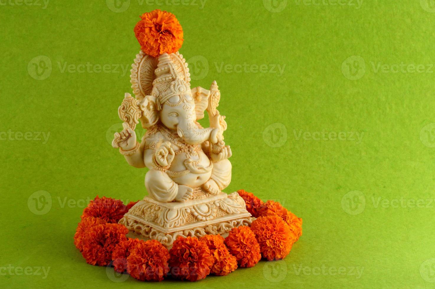 Hindu-Gott Ganesha. Ganesha-Idol auf grünem Hintergrund foto