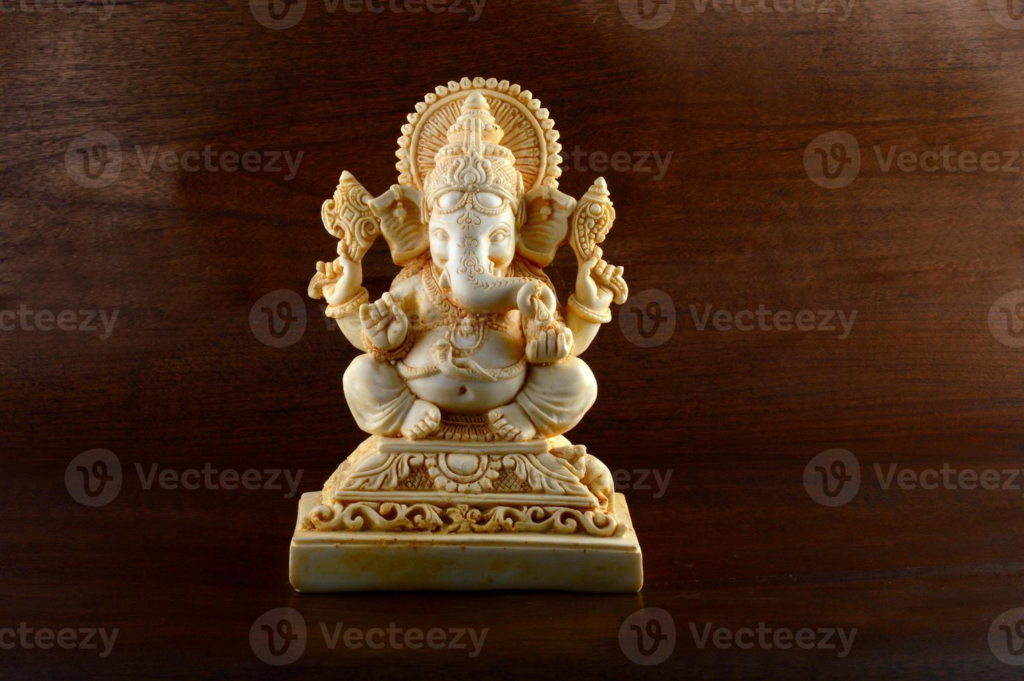 Hindu-Gott Ganesha. Ganesha-Idol auf braunem Hintergrund foto