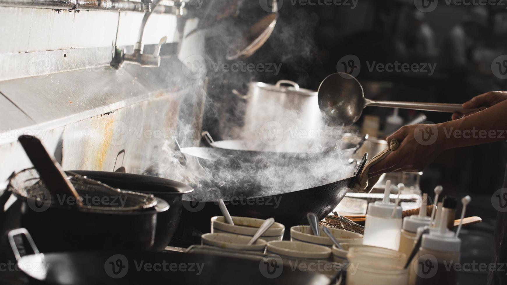 Küchenchef Pfannengerichte fleißig kochen foto