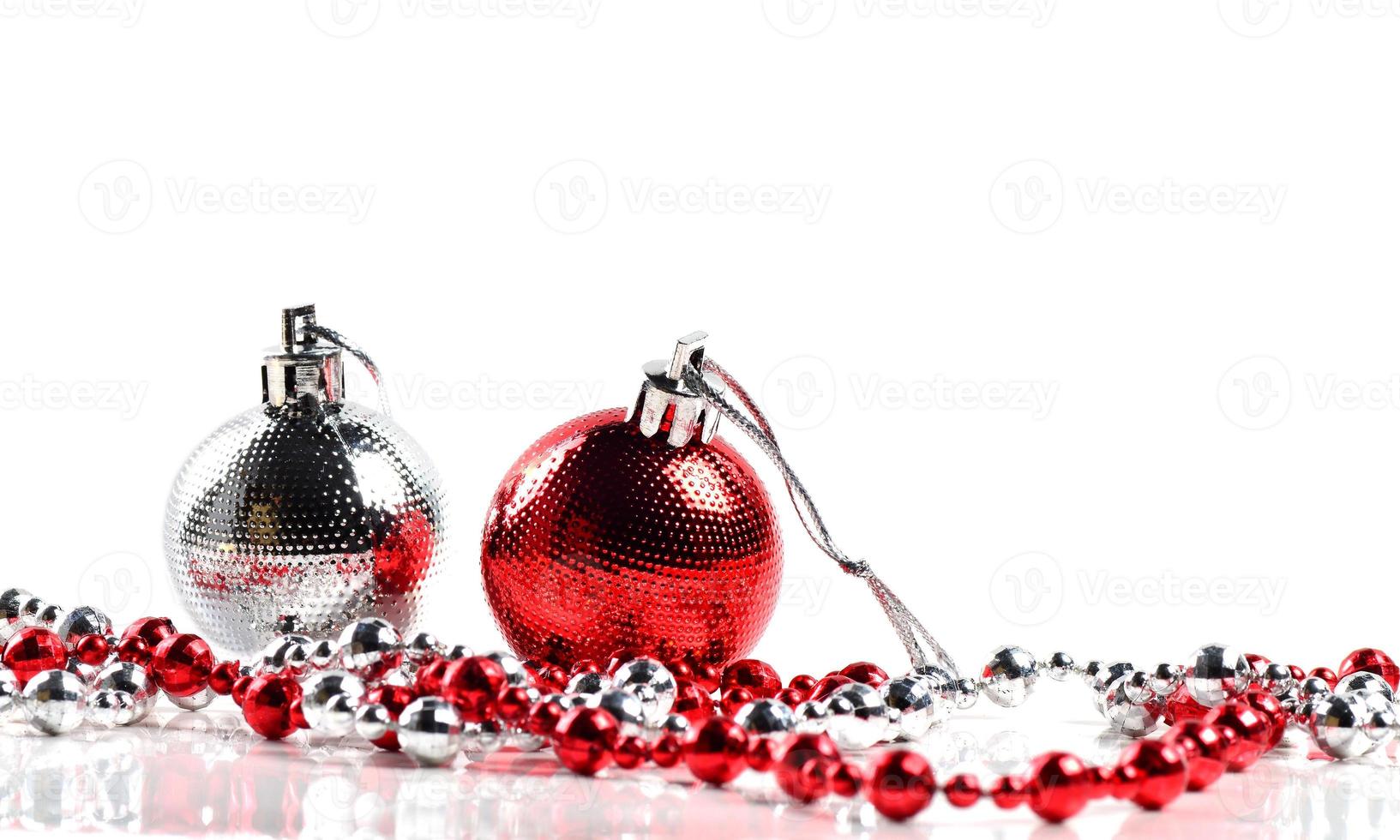 Weihnachtskugeln mit Ornamenten auf weißem Hintergrund. foto