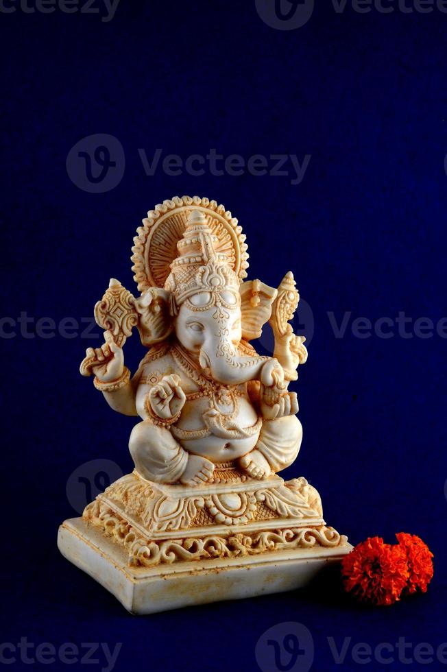 Hindu-Gott Ganesha. Ganesha-Idol auf blauem Hintergrund foto