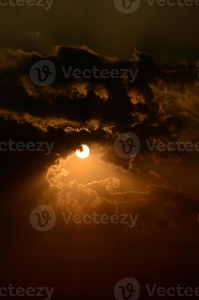 schöner Sonnenunterganghimmel mit Wolken. abstrakter Himmel. foto