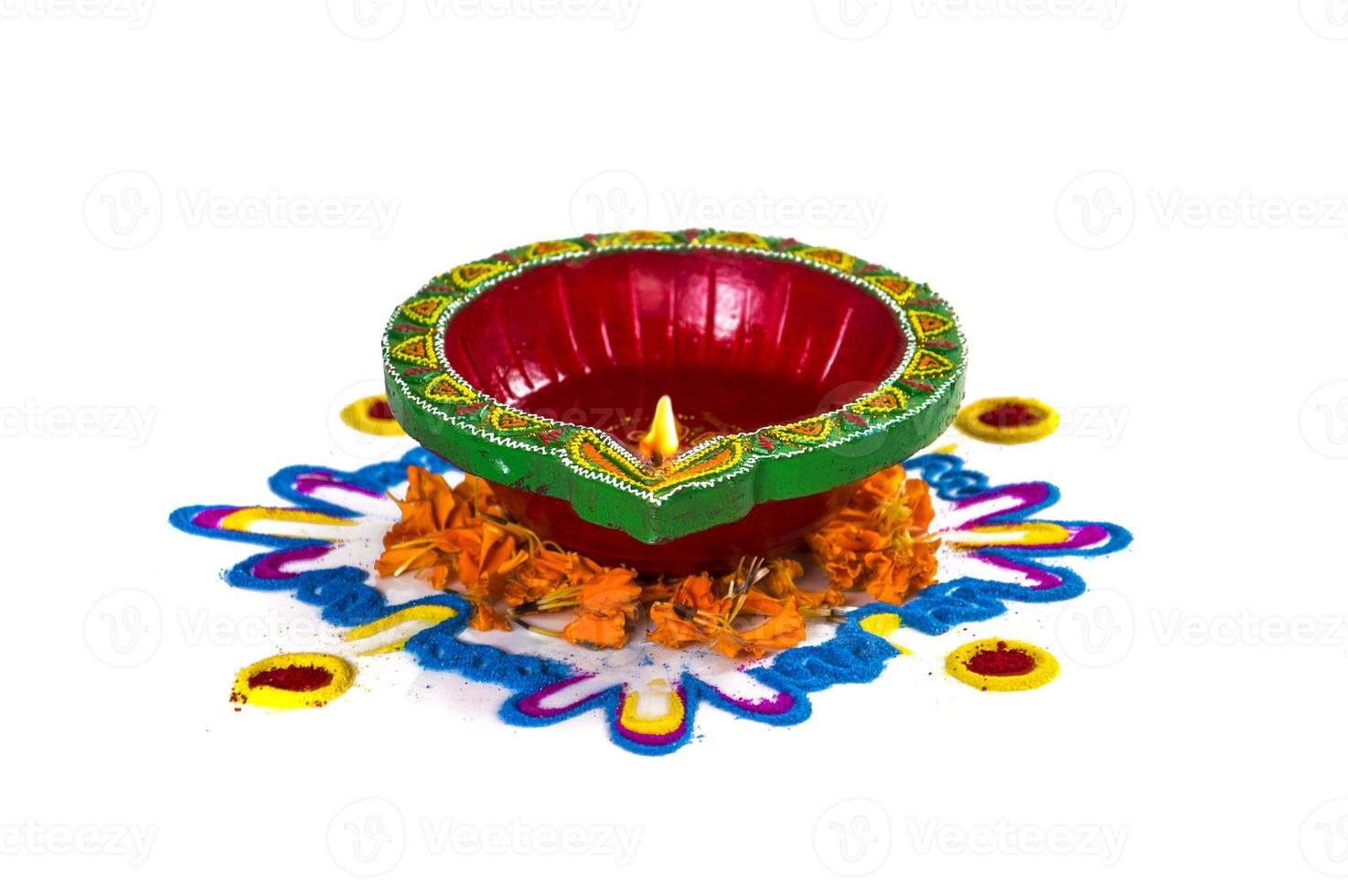 Ton-Diya-Lampe leuchtet während des Diwali-Festivals. Ton-Diya auf Rangoli. glückliches Diwali-Grußkartendesign, indisches hinduistisches Lichterfest namens Diwali. foto